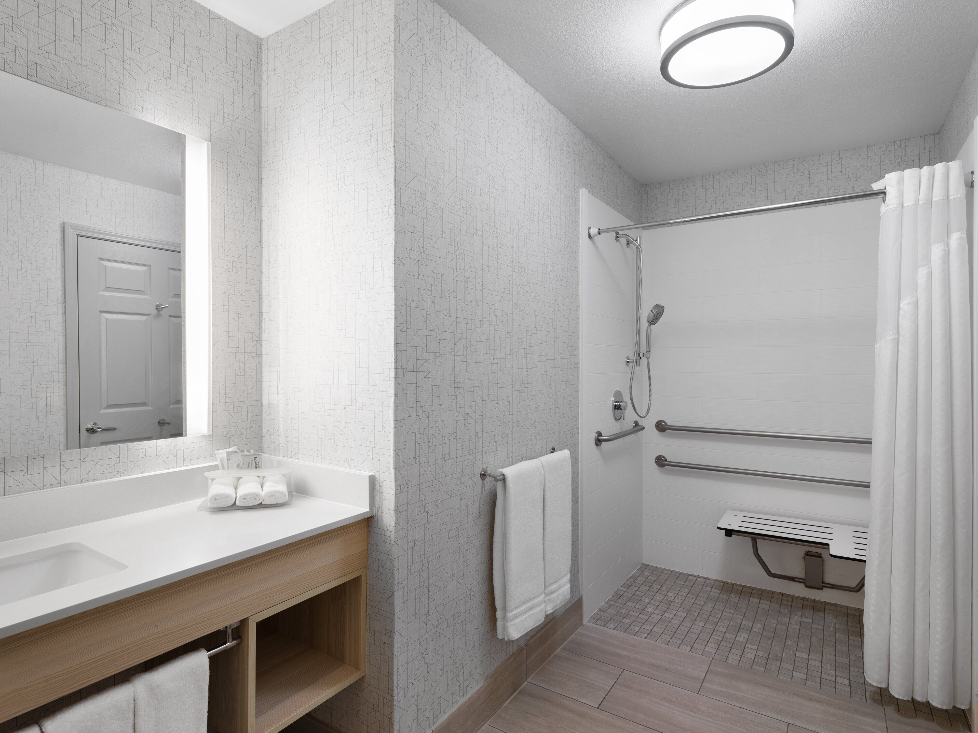 suite, 1 king bed, accessible, balcony (communications) | bathroom | combined shower/bathtub, free toiletries, hair dryer, towels