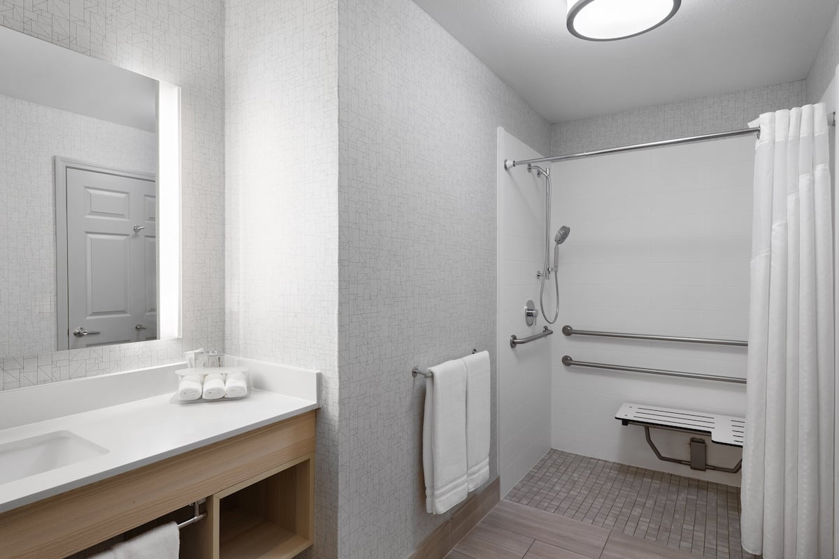 suite, 1 king bed, accessible, balcony (communications) | bathroom | combined shower/bathtub, free toiletries, hair dryer, towels