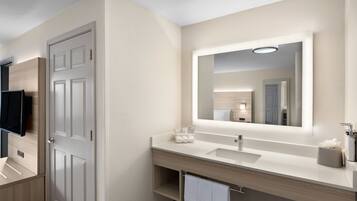 Combined shower/bathtub, free toiletries, hair dryer, towels