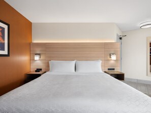 Suite, 1 très grand lit, accessible aux personnes à mobilité réduite, balcon (Communications) | Coffre-fort, bureau, rideaux d’obscurcissement