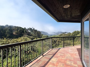 Suite, 1 kingsize-seng, tilgjengelighetstilpasset, balkong (Communications) | Safe på rommet, skrivebord, blendingsgardiner og strykejern/-brett