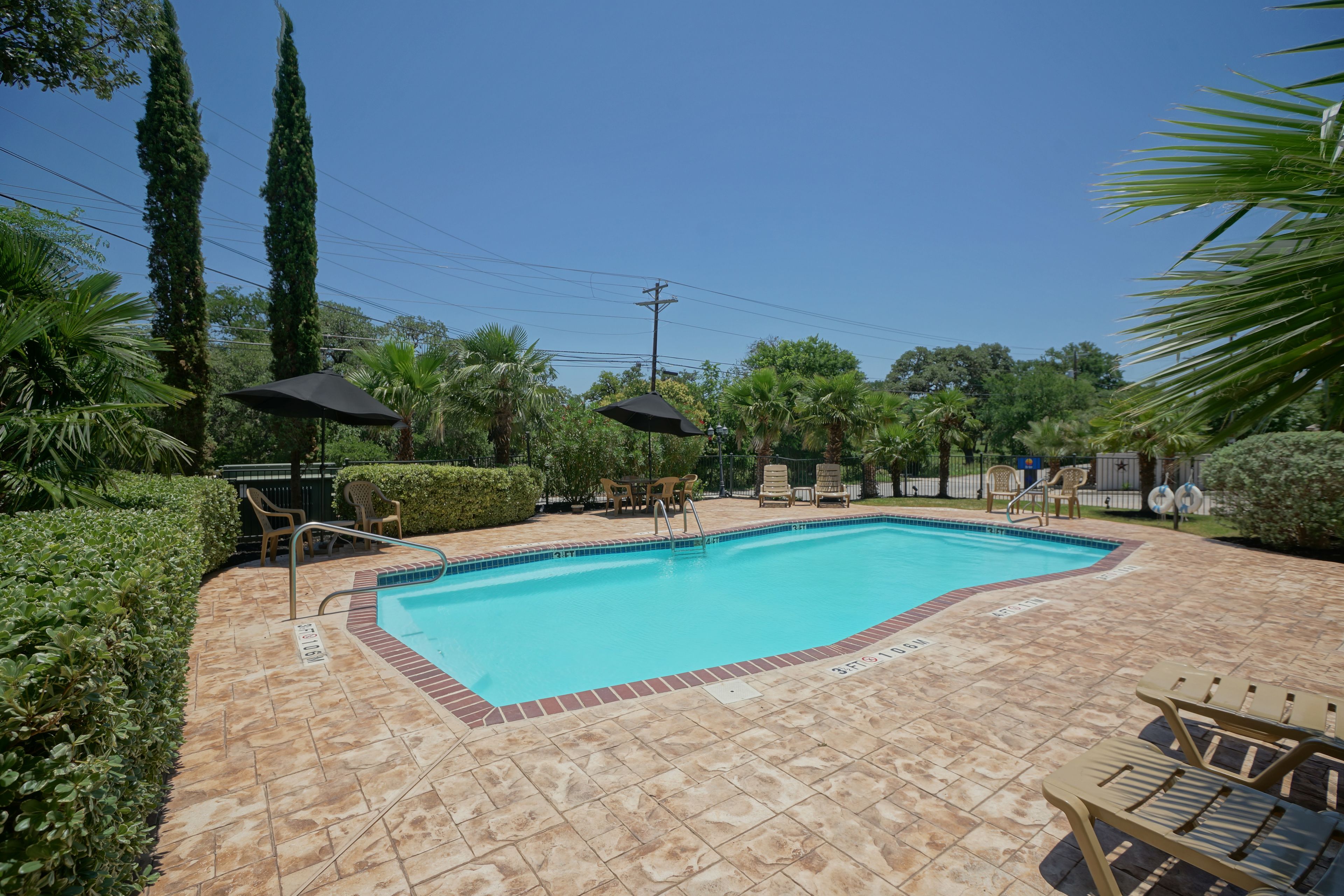 outdoor pool, open 9:00 am to 10:00 pm, pool umbrellas, pool loungers