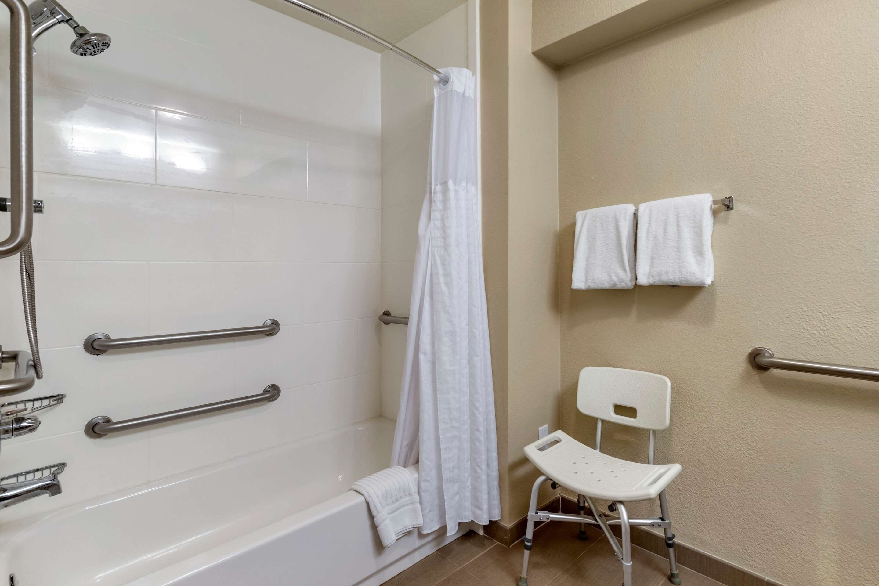 room, 1 king bed, accessible, non smoking | bathroom | combined shower/bathtub, free toiletries, hair dryer, towels