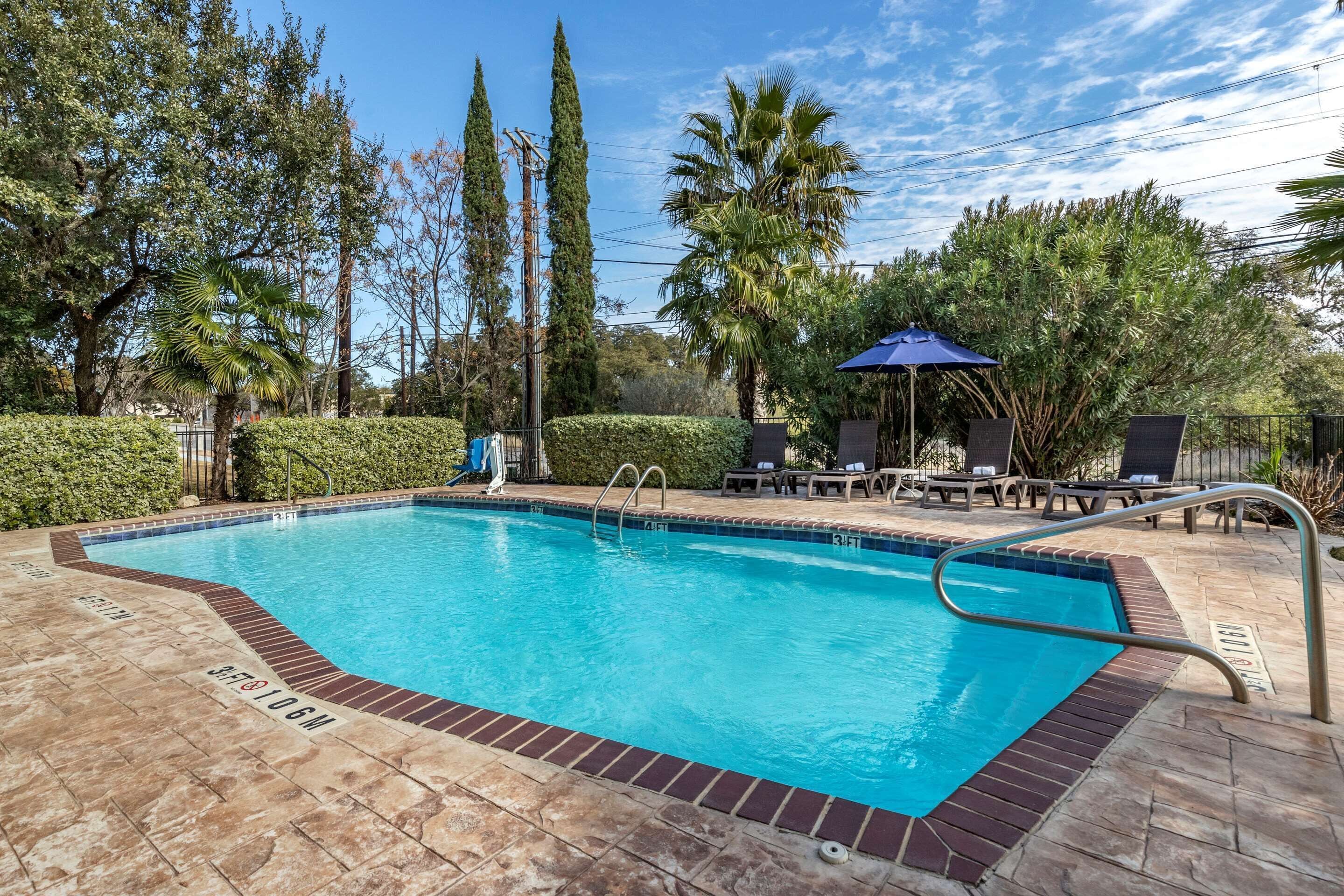 室外游泳池，09:00 至 22:00 开放，池畔遮阳伞，日光浴躺椅