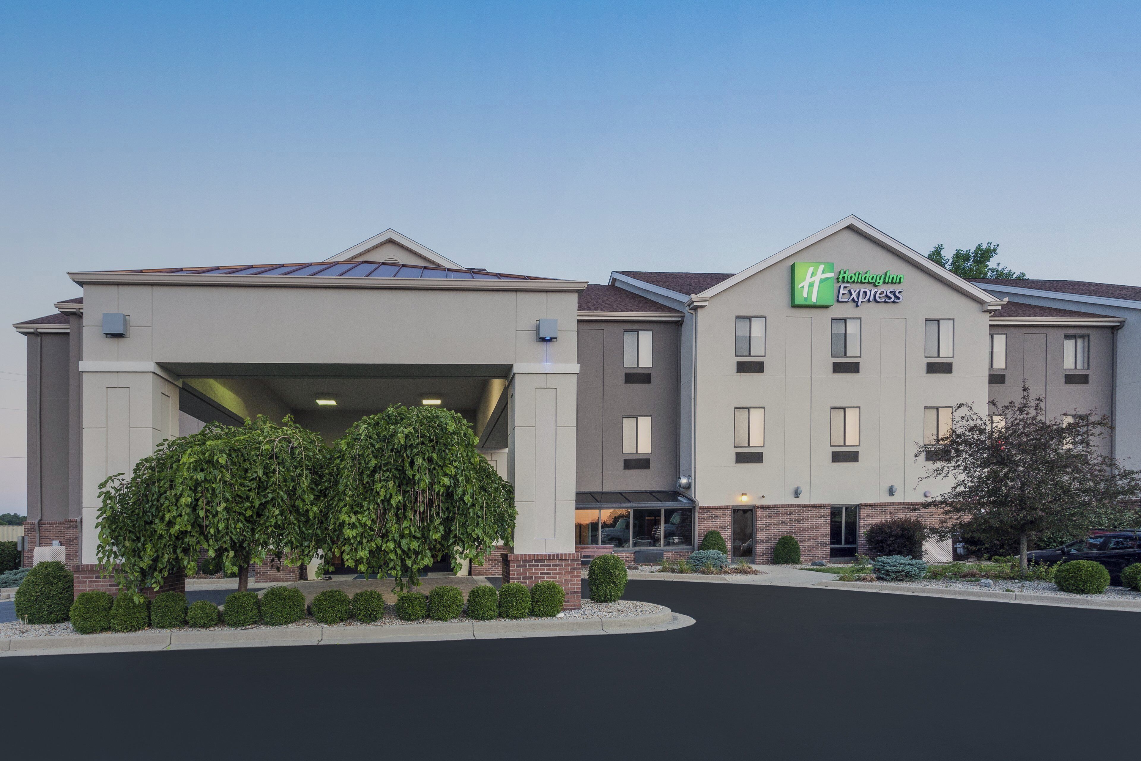 Un bâtiment de l’hôtel Holiday Inn Express doté d’une entrée couverte et d’une façade en briques.