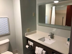 Kombinasi shower/bathtub dan perlengkapan mandi gratis