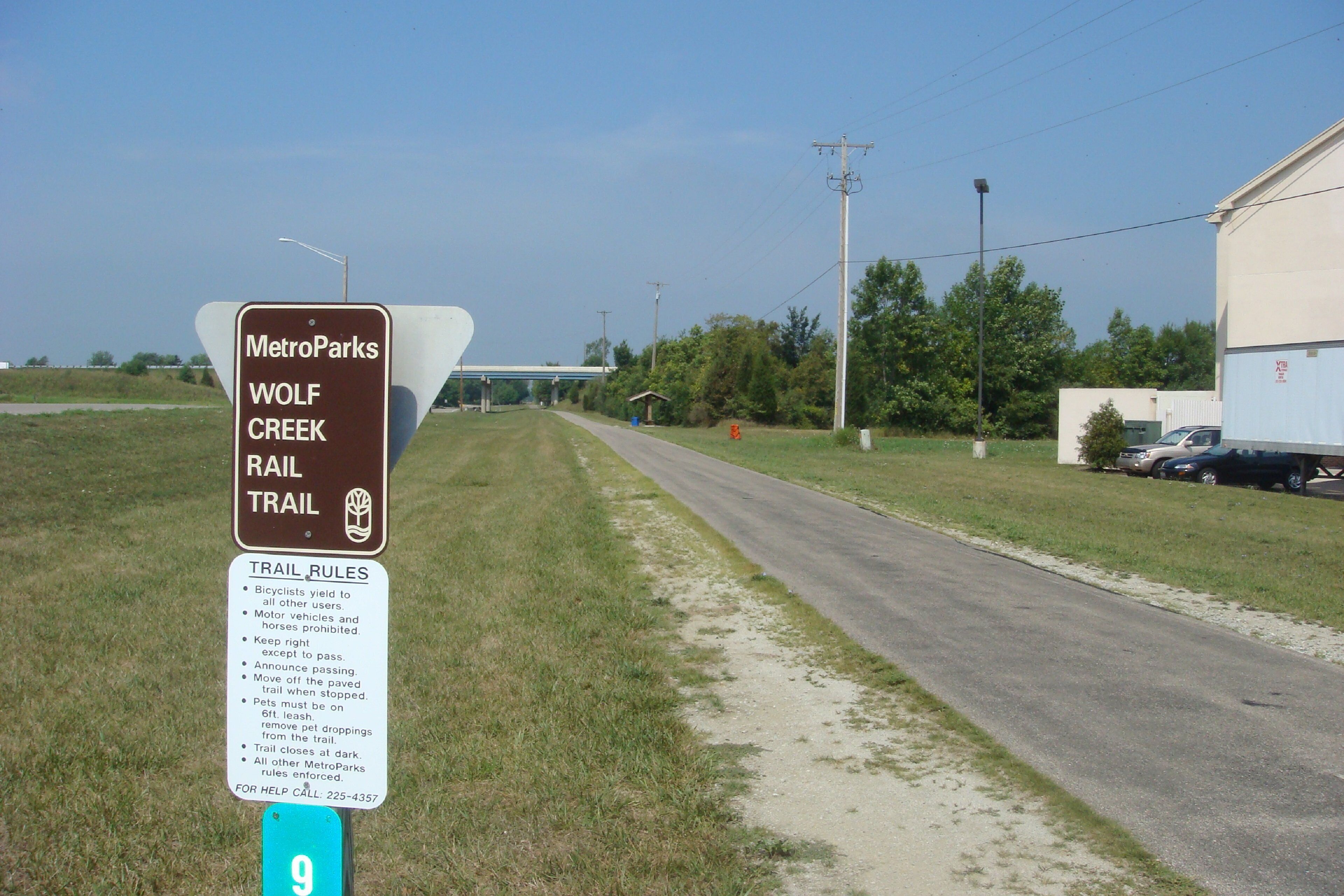 Señal del sendero Wolf Creek Rail Trail de MetroParks, con las normas del sendero listadas.