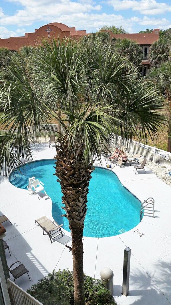 Piscine extérieure, parasols de plage, chaises longues