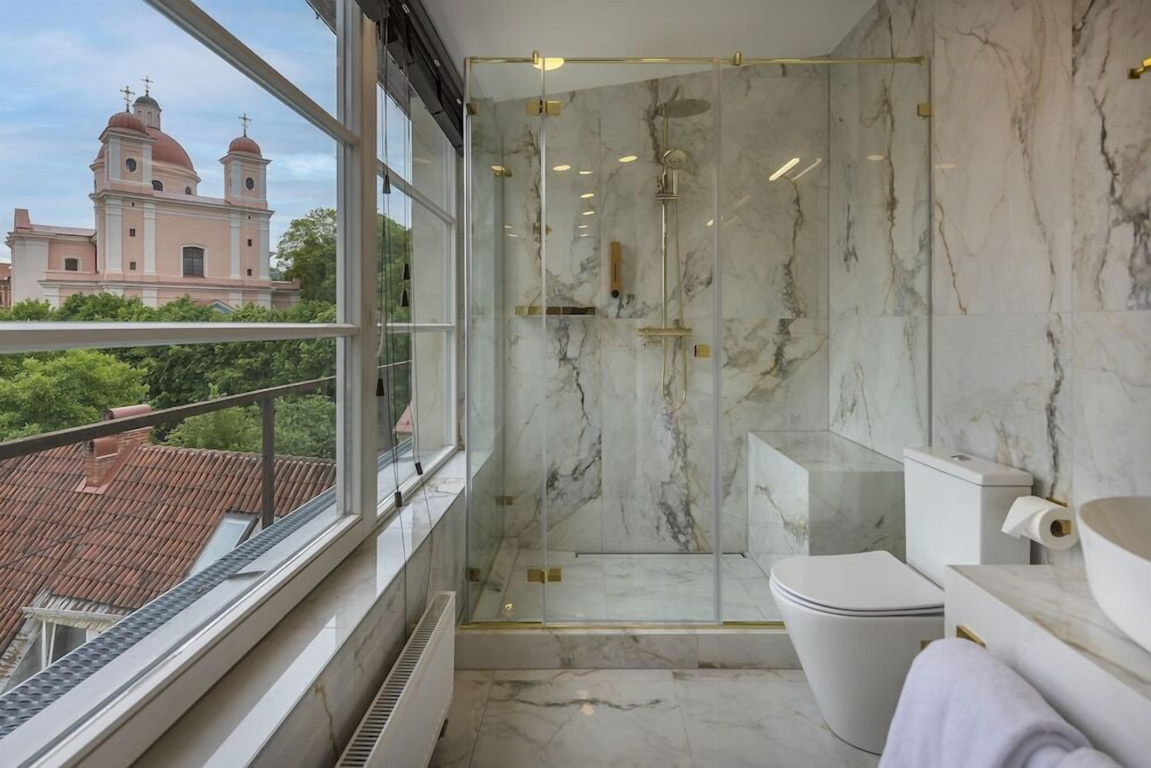 Bañera con ducha, artículos de tocador gratuitos, secador de pelo