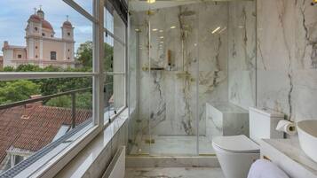 Bañera con ducha, artículos de tocador gratuitos, secador de pelo