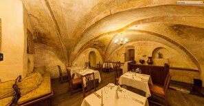 供应早餐、午餐和晚餐