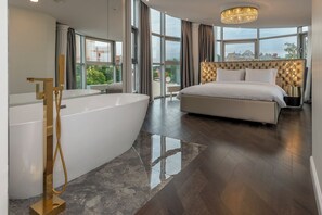 1 bedroom, premium bedding, minibar, in-room safe