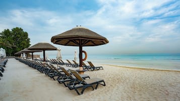 Playa privada, sombrillas, toallas de playa y ski acuático