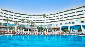 Outdoor pool, open 7:00 AM to 8:00 PM, pool umbrellas, sun loungers - Occidental Sharjah Grand (Sharjah)