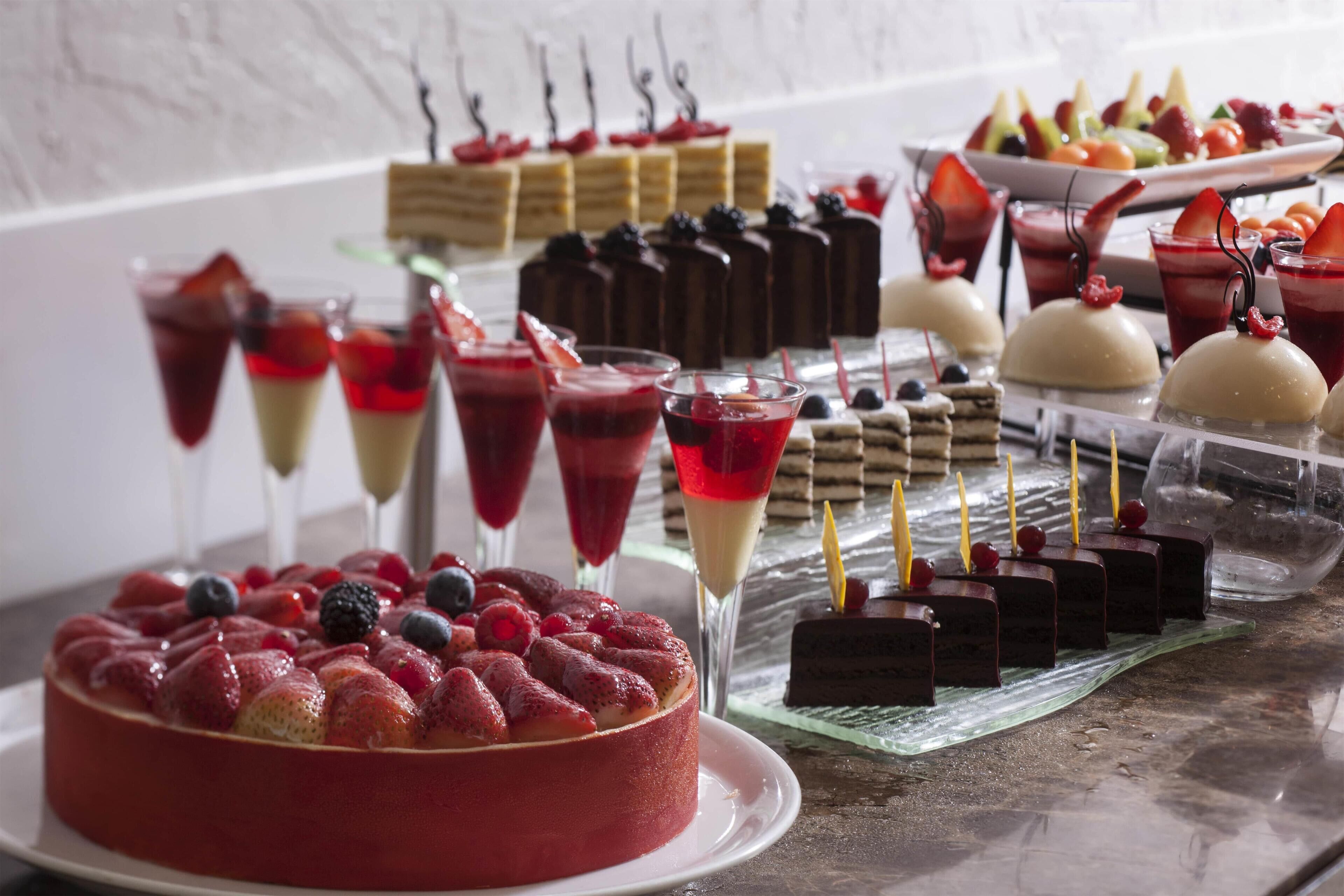 Une variété de desserts et de boissons sont disposés sur une table.