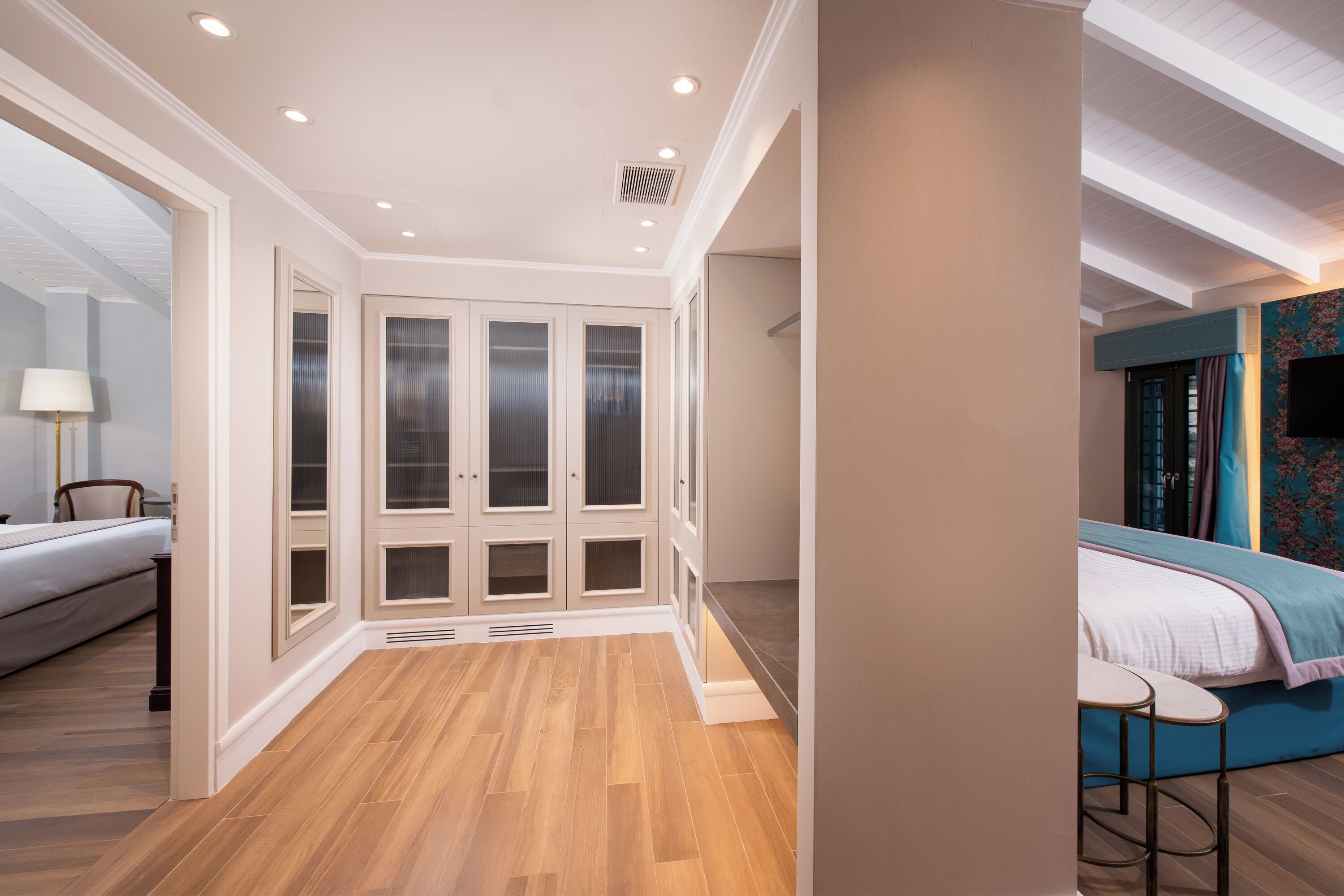Executive Suite | Minibar, in-room safe, desk, soundproofing