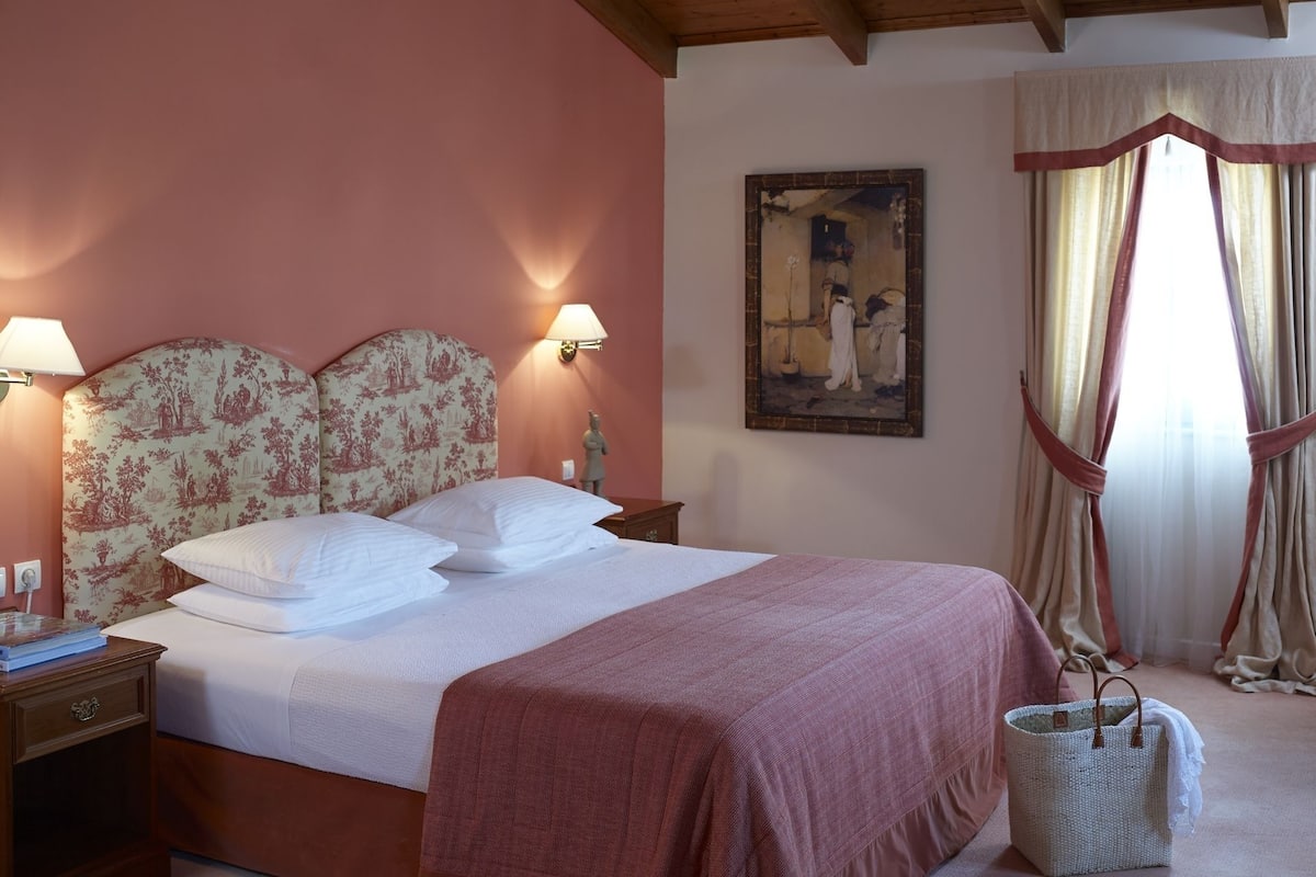 Executive Suite | Minibar, in-room safe, desk, soundproofing