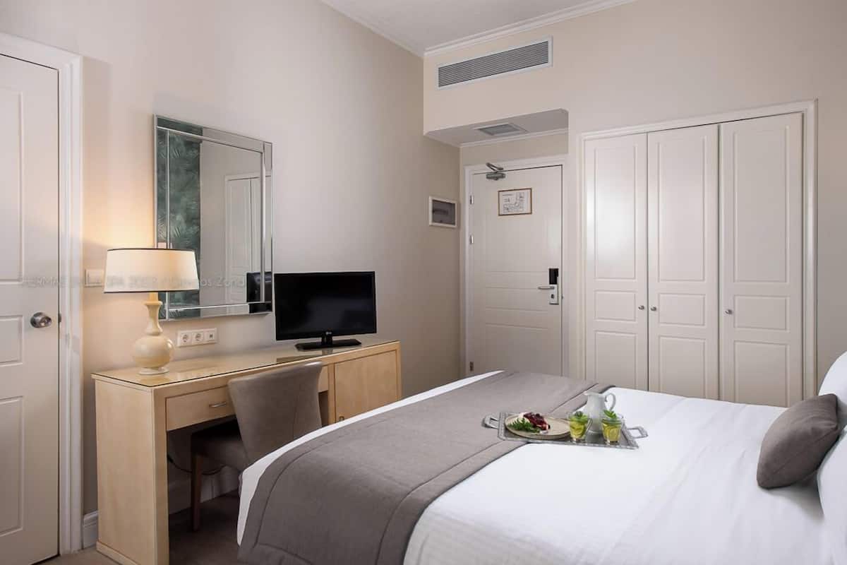 Habitación Premium doble | Minibar, caja fuerte, escritorio y sistema de insonorización
