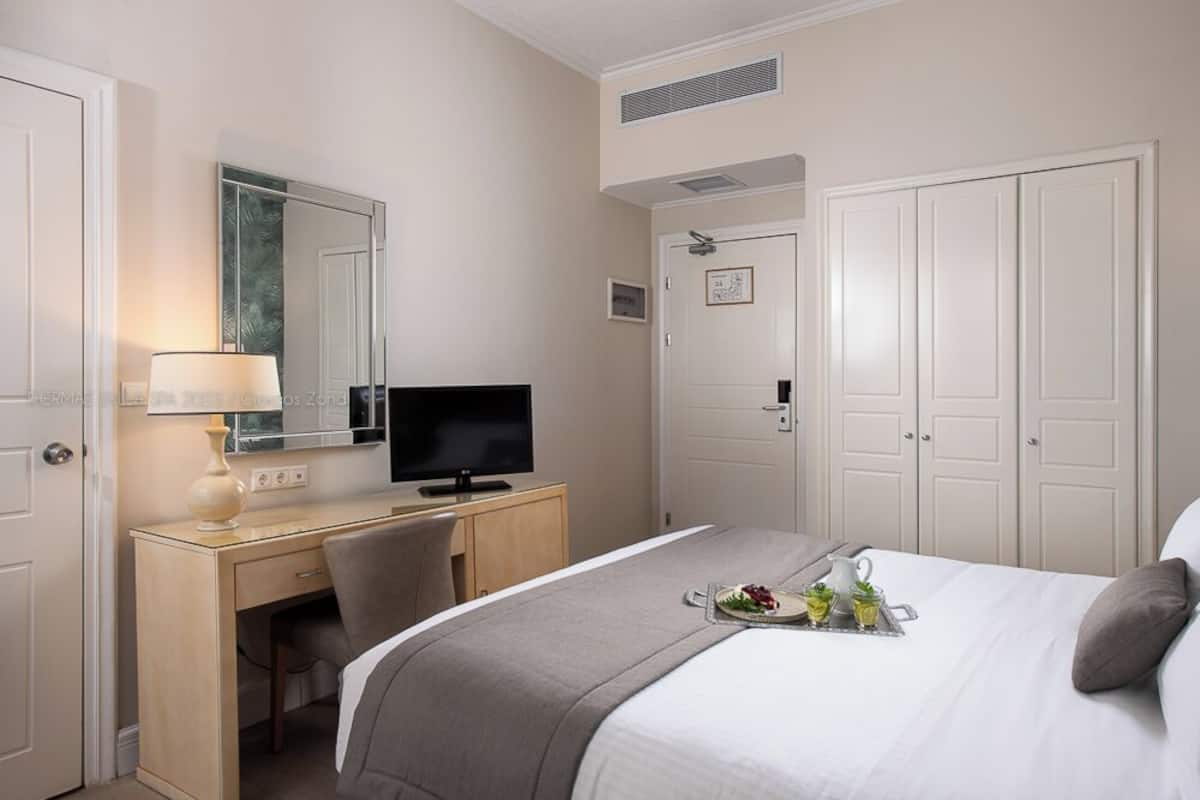 Premium Double Room | Minibar, in-room safe, desk, soundproofing