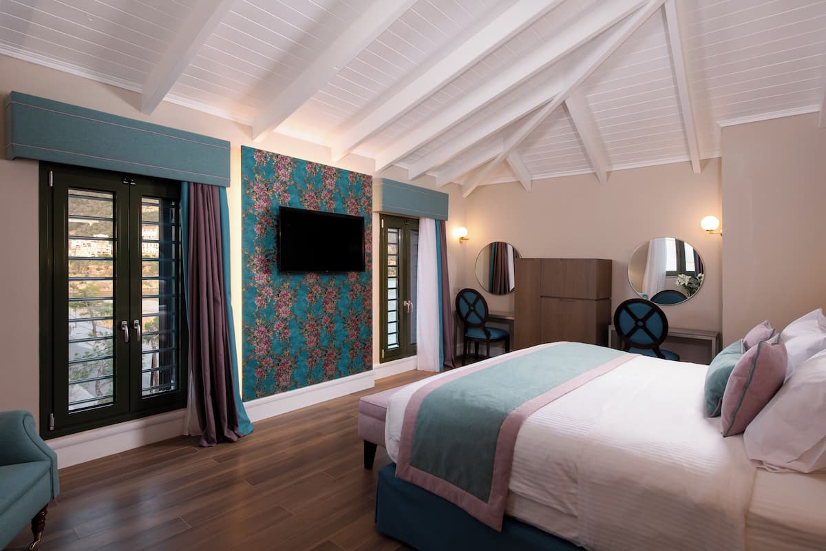 Suite ejecutiva, 2 habitaciones | Minibar, caja fuerte, escritorio y sistema de insonorización