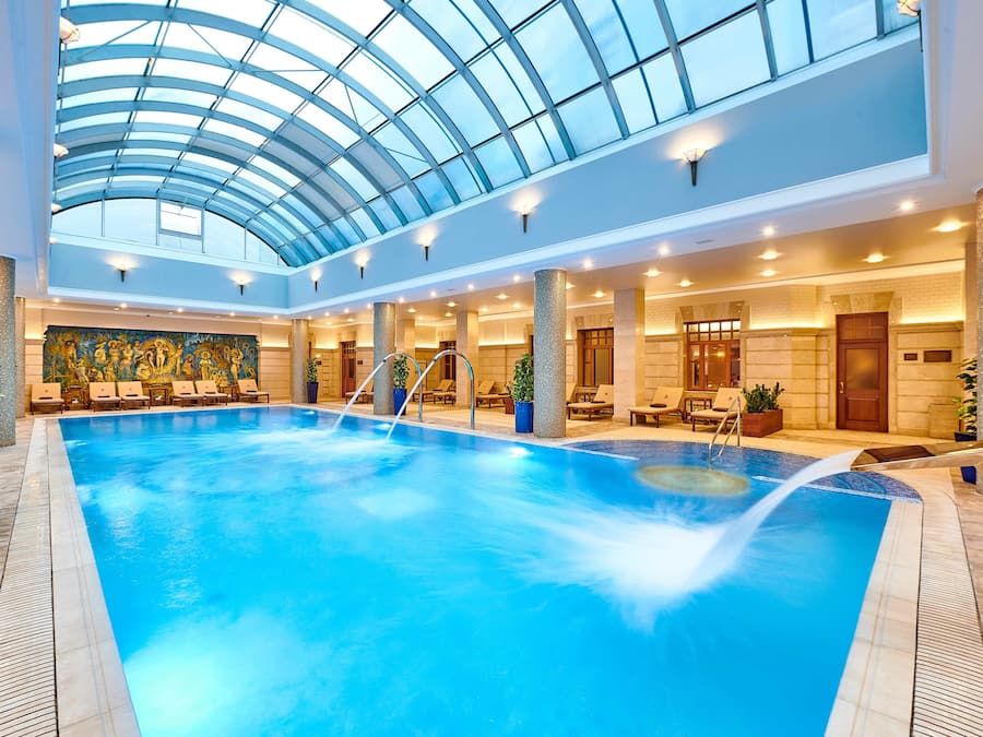 Una piscina cubierta