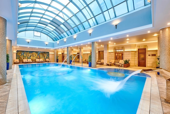 Indoor pool, sun loungers