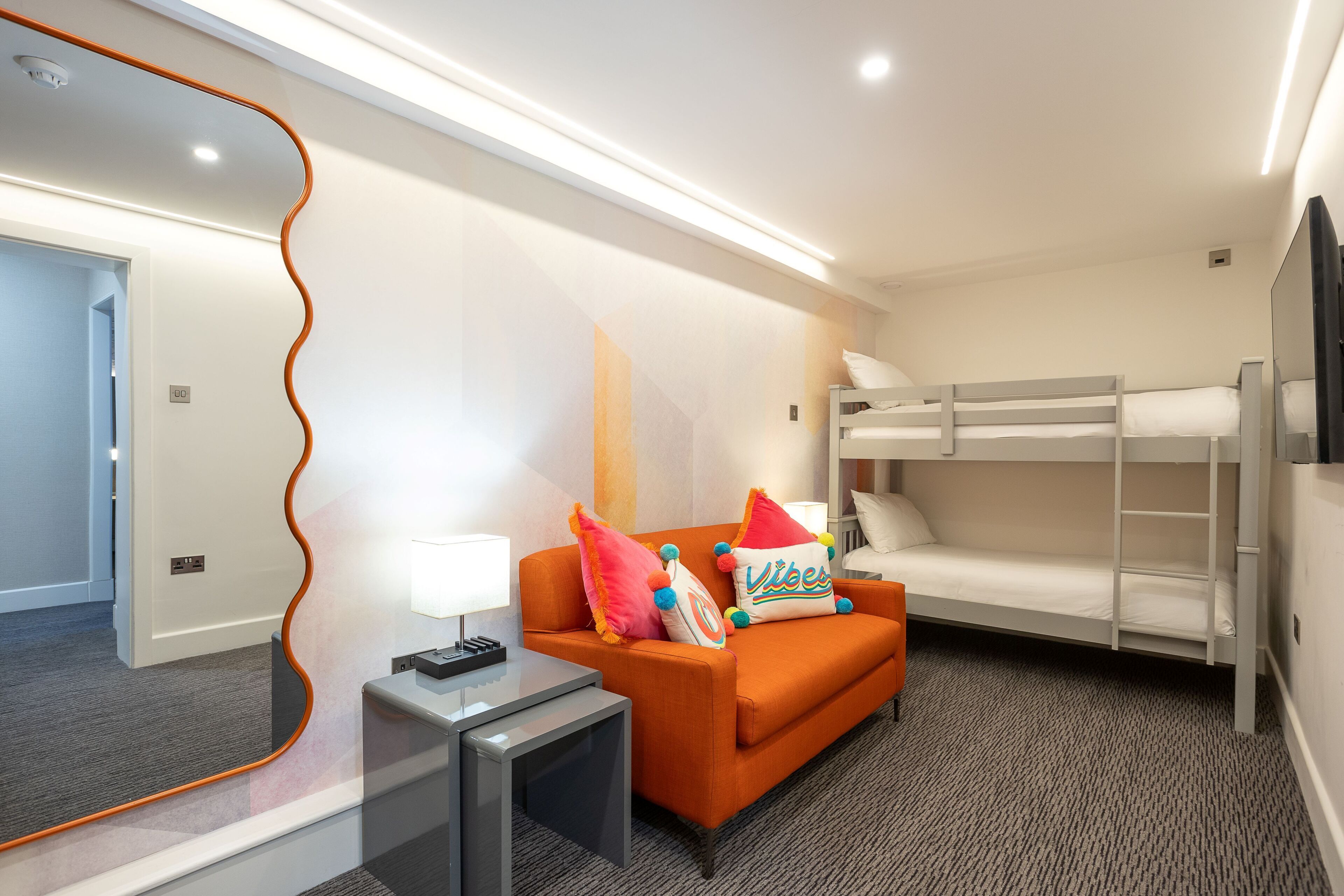 Escritorio, espacio para trabajar con laptop y cortinas blackout 