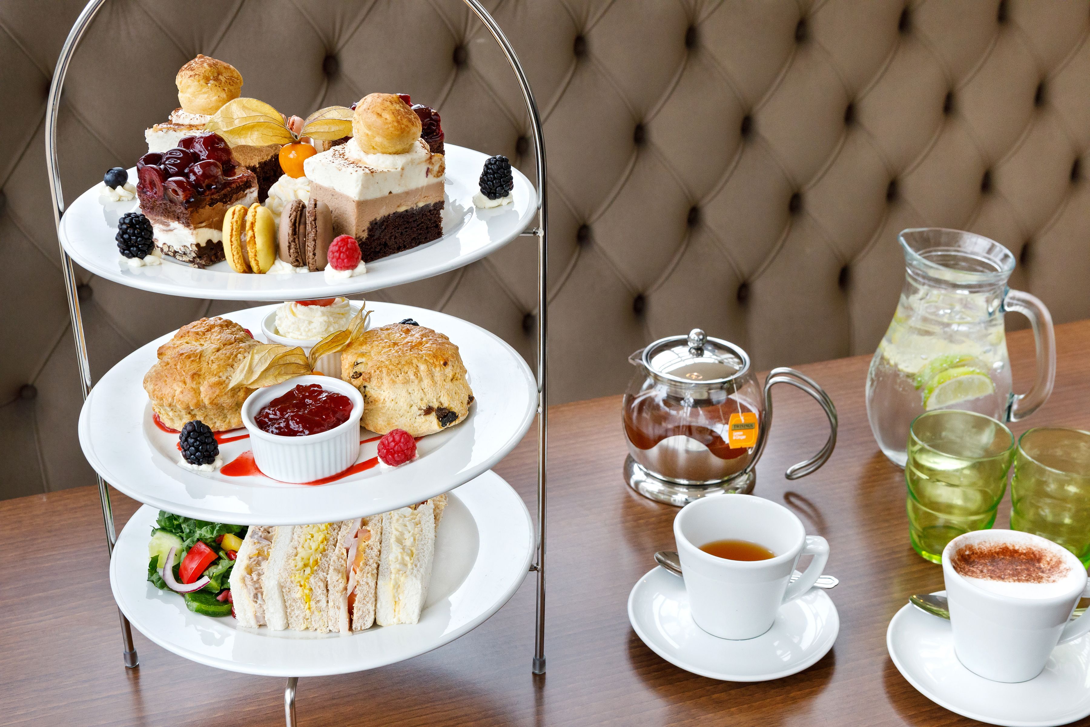 Serveert ontbijt, lunch, diner, buitendiner