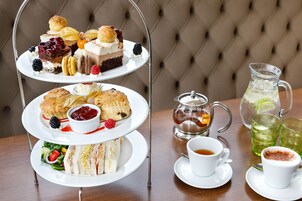 Se sirven desayunos y almuerzos, restaurante con mesas al aire libre 