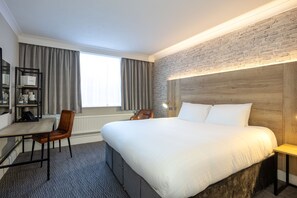 Escritorio, espacio para trabajar con laptop y cortinas blackout