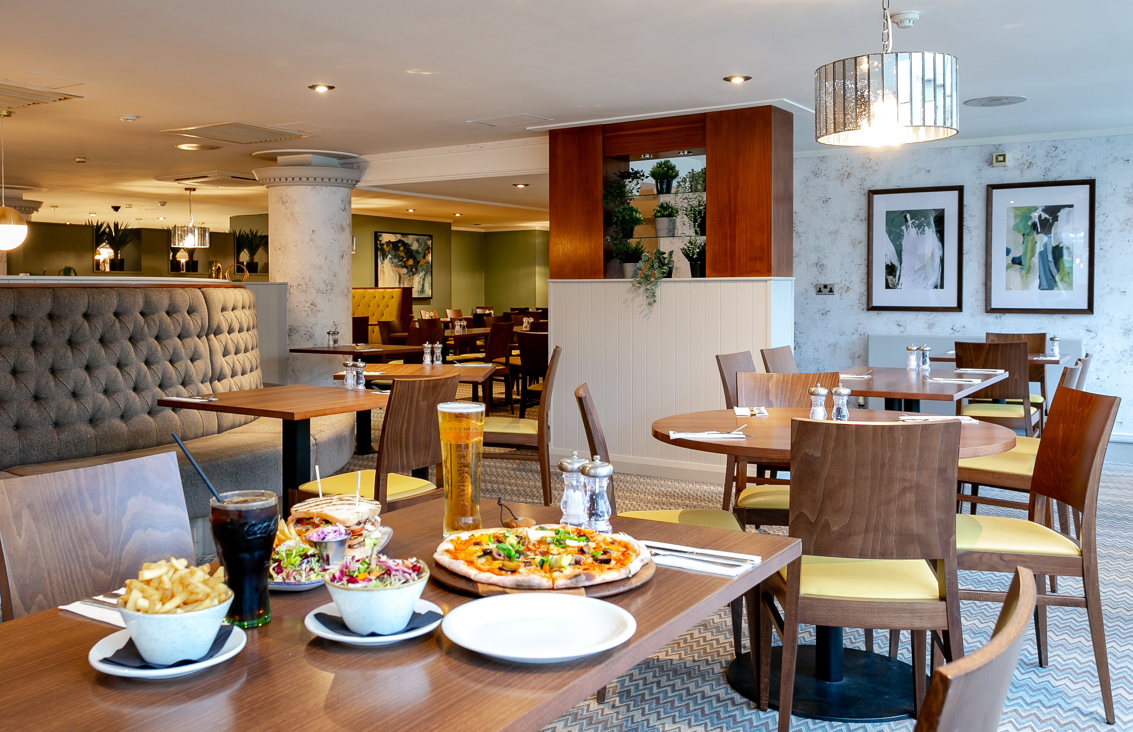 Frukost, lunch och middag serveras och det finns även uteservering. 