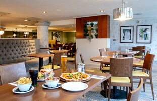 供应早餐、午餐和晚餐，室外就餐