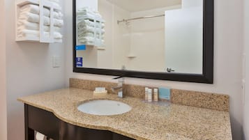 Kombinasi shower/bathtub dan perlengkapan mandi gratis