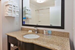 Combined shower/tub, free toiletries, hair dryer, towels - Hampton Inn Cincinnati Airport - North (Hebron)