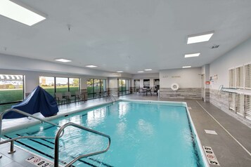 Una piscina cubierta