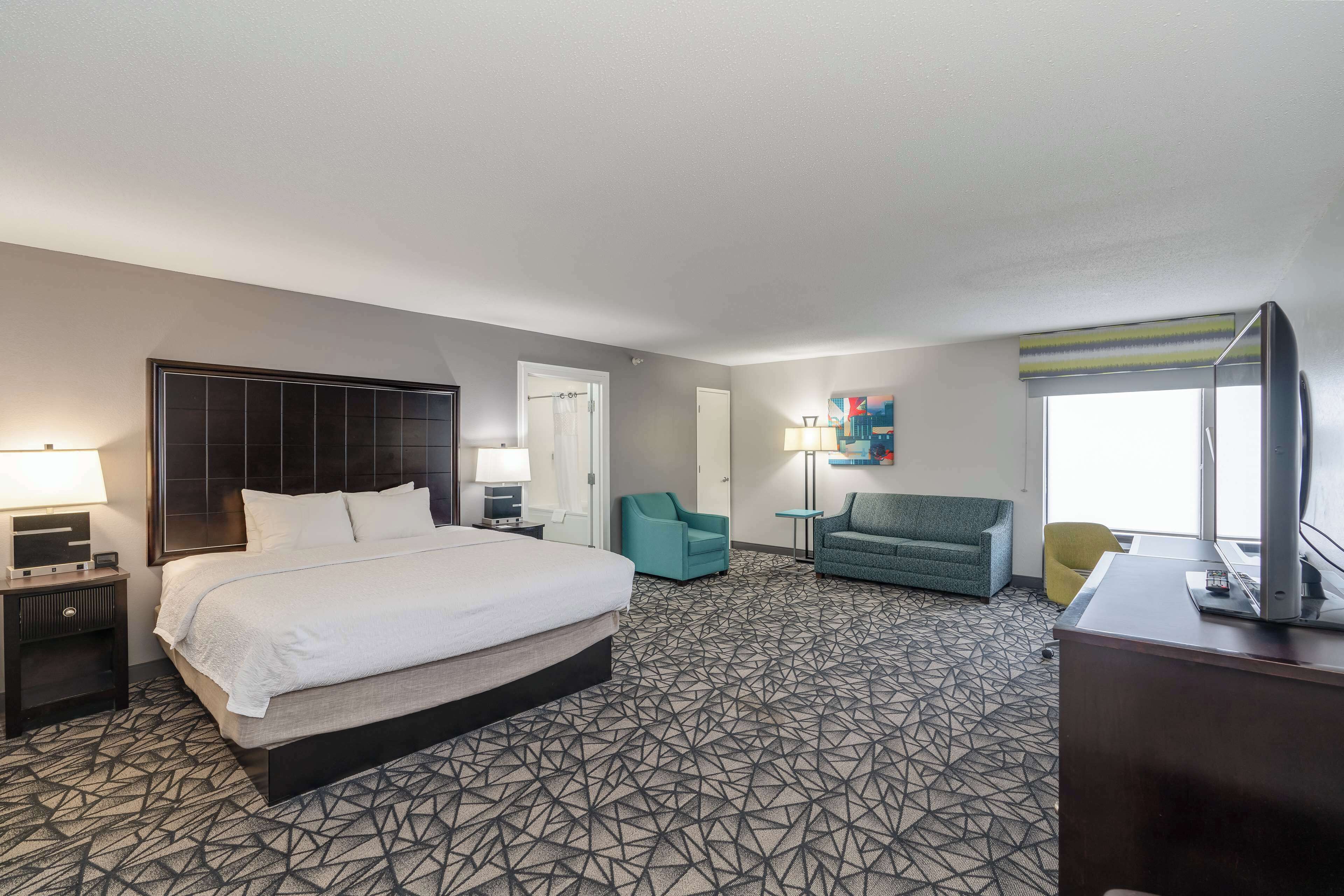 suite, 1 king bed, non smoking | living area | 32-inch lcd tv with premium tv channels, tv, pay films