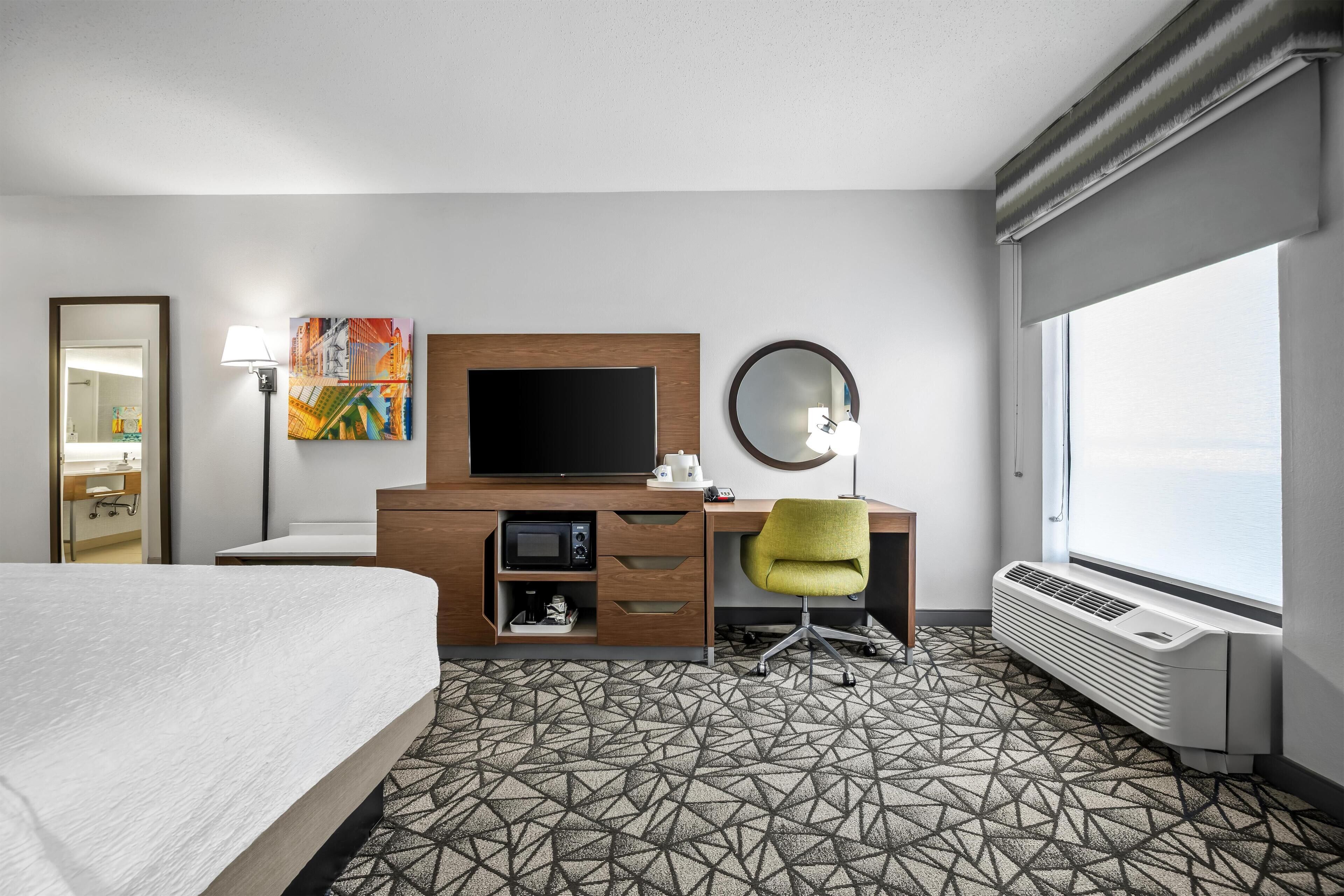 Quarto, 1 cama King, para não fumantes | Cofres nos quartos, cortinas blackout, ferros/tábuas de passar roupa