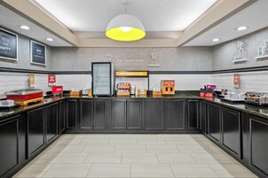 Café da manhã com buffet grátis todos os dias