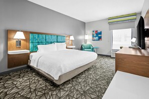 Huone, 1 suuri parisänky, esteetön, tupakointi kielletty | Tallelokero huoneessa, pimennysverhot, silitysrauta/-lauta, vauvansängyt