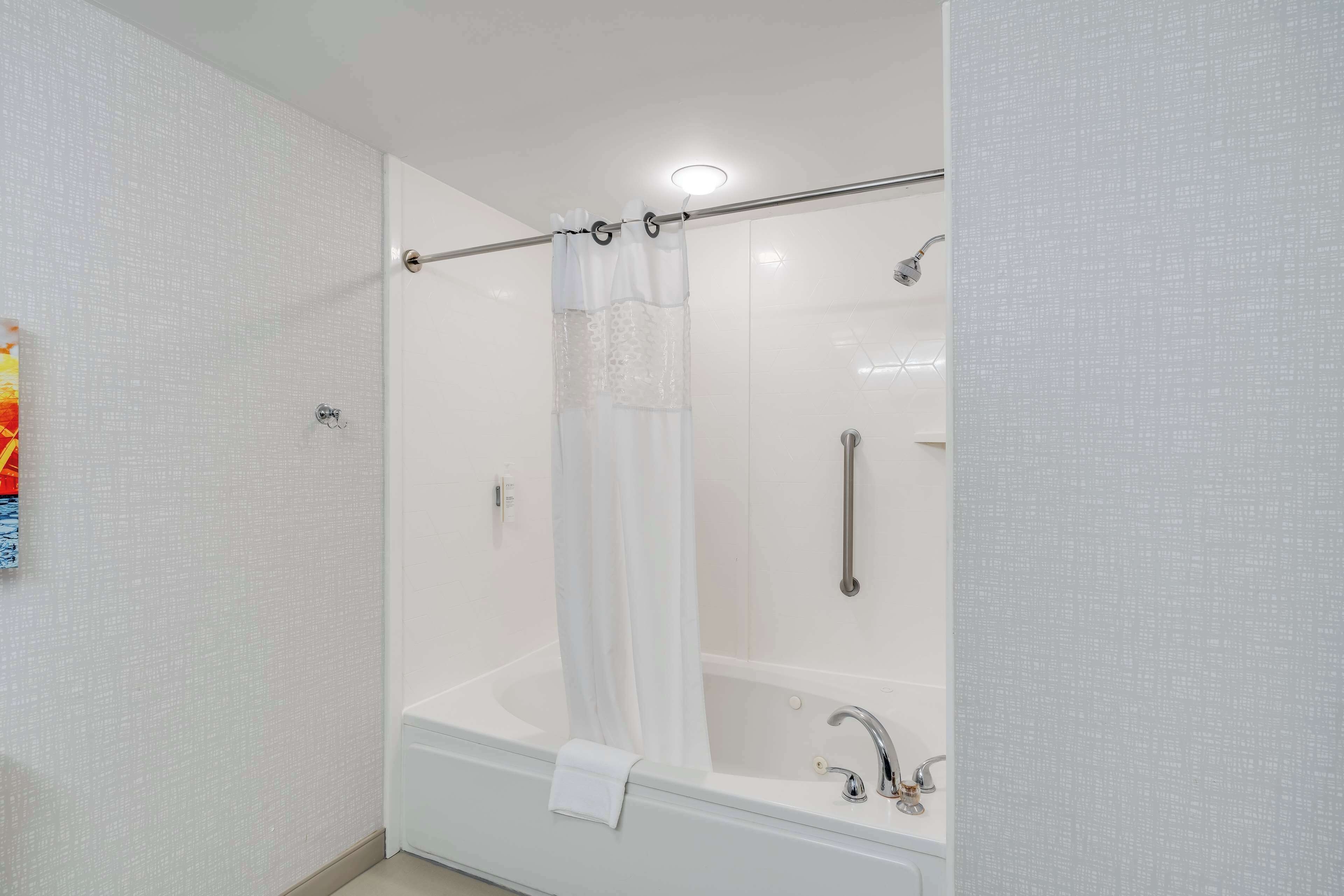 suite, 1 king bed, non smoking | bathroom | free toiletries, hair dryer