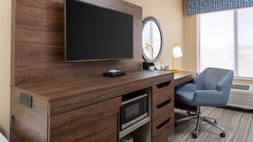 Skrivebord, blendingsgardiner og strykejern/-brett