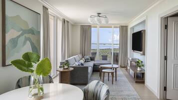 Suite, 1 habitación, balcón, vista a la bahía | Área de sala de estar | Smart TV de 65 pulgadas con canales por cable y televisión