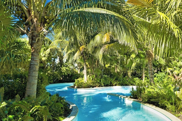 4 outdoor pools