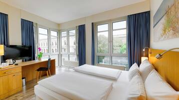 Quarto conforto, 2 camas de solteiro | Roupas de cama antialérgicas, escrivaninha