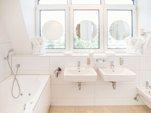 Junior Suite, 1 Double Bed | Bathroom | Shower, eco-friendly toiletries, hair dryer, towels - Hotel Berlin Mitte by Campanile (Berlin)