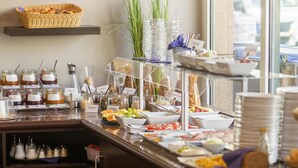A buffet with various food items and condiments. - Hotel Berlin Mitte by Coffee Fellows (Berlin)