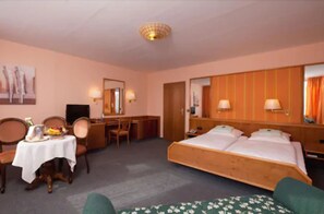 Triple Room | In-room safe, desk, iron/ironing board, rollaway beds