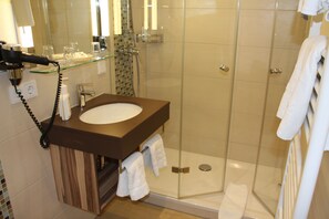 Double Room | Bathroom | Shower, hair dryer, towels - Hotel Stadt Pasing (Munich)