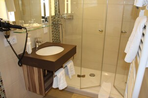 Doppelzimmer | Badezimmer | Dusche, Haartrockner, Handtücher