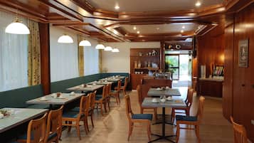 Tägliches Frühstücksbuffet gegen Gebühr